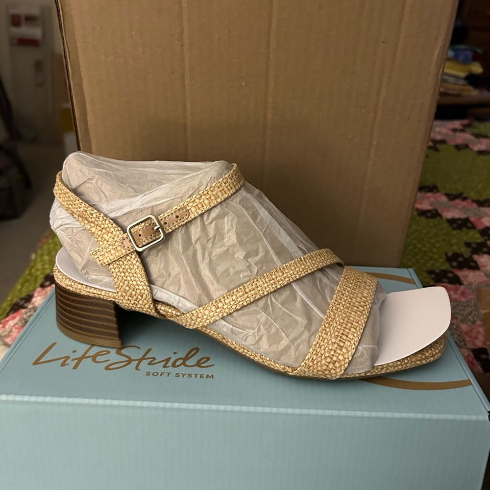 Lifestride Julep size 10 sandal. New inbox.  color is raffia natural